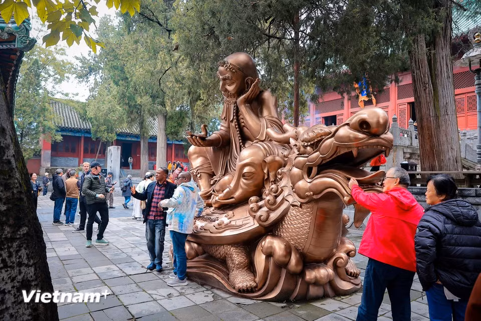Билет включает посещение всего комплекса: главного храма, Леса пагод (Pagoda Forest), пещеры Бодхидхармы (Damo), деревни Санхуан, а также просмотр показательных выступлений по боевым искусствам в зале ушу. (Фото: Hoài Nam/Vietnam+)