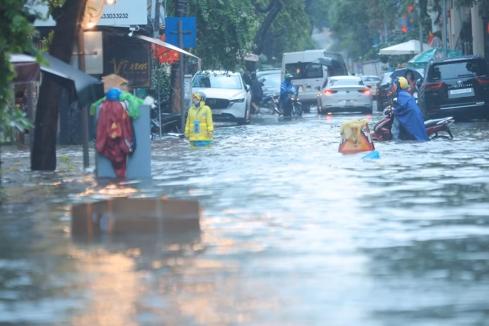 Ливни продолжают затапливать многие улицы Ханоя. | Vietnam+ (VietnamPlus)