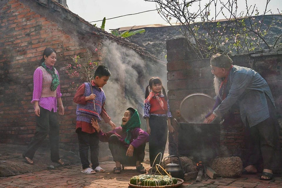 Члены семьи всех поколений вместе готовятся к Тэту. (Фото: ВИA)