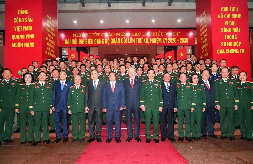 Генеральный секретарь партии То Лам с делегатами съезда. (Фото: ВИA)