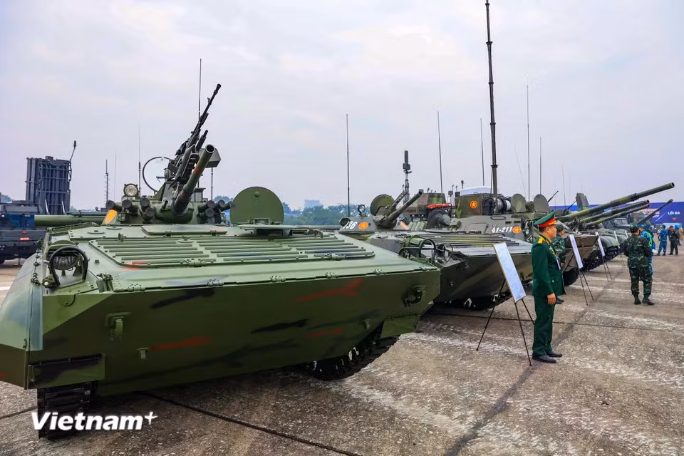 Также на выставке представлена экспозиция танков и бронированных машин. (Фото: Хоай Нам / Вьетнам+)