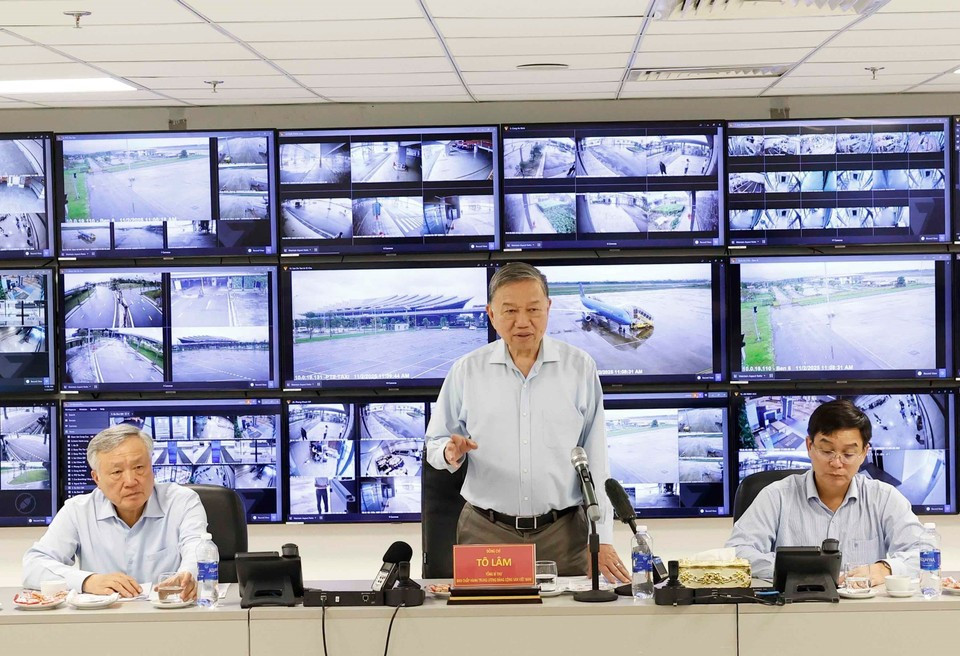 Генеральный секретарь ЦК КПВ То Лам проводит рабочую встречу с властями центрального города Хюэ. (Фото: ВИА)