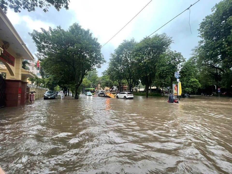 Ливни продолжают затапливать многие улицы Ханоя. | Vietnam+ (VietnamPlus)