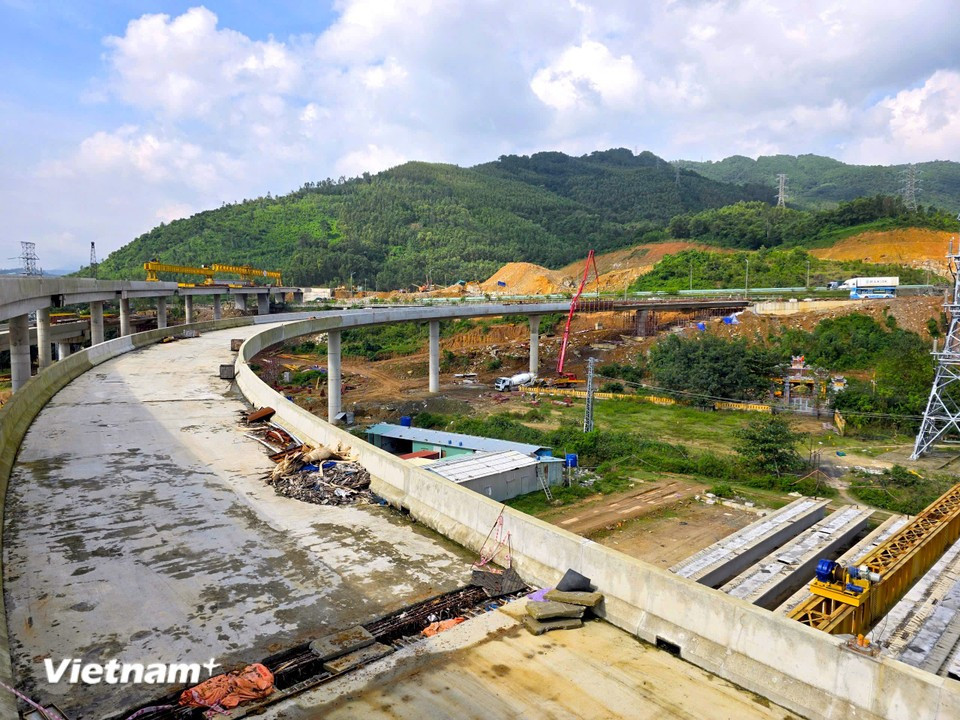 Транспортная система, соединяющая порт Лиенчиểu, построена в виде эстакады с независимыми въездами и выездами, что исключает пересечения потоков и обеспечивает эффективное, безопасное и быстрое сообщение с портом. (Фото: Vietnam+)