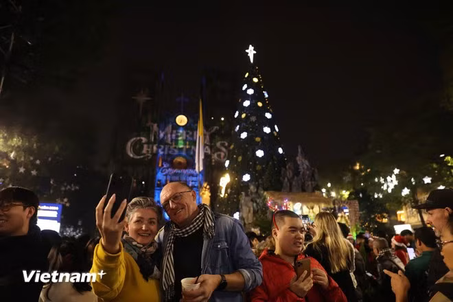Зарегистрированная температура наружного воздуха составляет около 18-19 градусов Цельсия, не слишком холодно, поэтому она не мешает и не затрудняет пешие прогулки. (Фото: Вьетнам+)