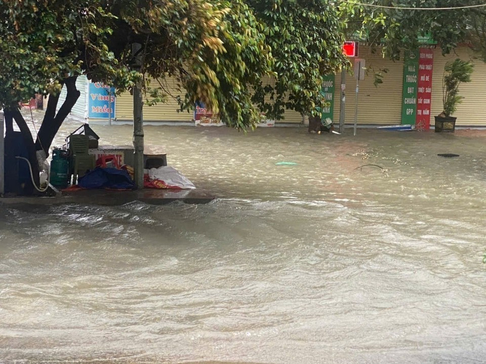 Паводковые воды остаются высокими в жилых районах и продолжают подниматься в провинции Тханьхоа. (Фото: ВИА)