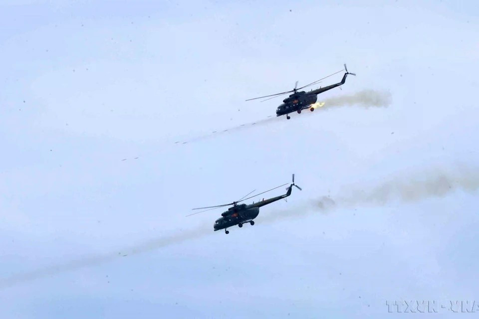 Вертолет Ми-17 направляется к цели, выпустив полный залп ракет для подавления огня противника во время учений «Ханойская оборонительная зона 2024». (Фото: ВИА)