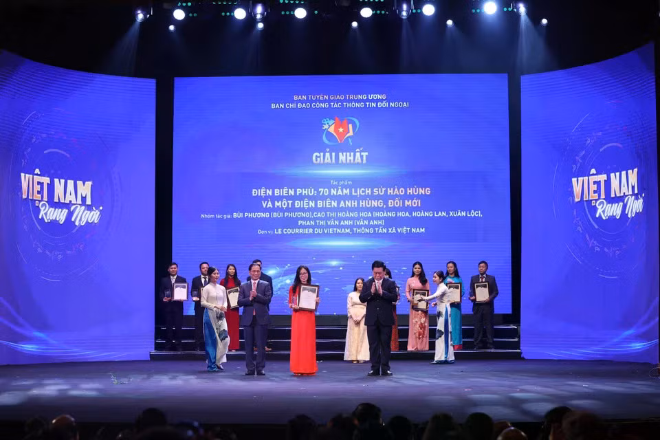 Группа авторов газеты Le Courrier du Vietnam получила награду за проект «Дьенбьенфу: 70 лет героической истории и обновление». Материал включает 10 статей различных жанров: аналитика, интервью, фоторепортажи, мега-истории и другие. Содержание было основано на обширных архивах и интервью с экспертами из Франции и Вьетнама. (Фото: Хоай Нам/Вьетнам+)