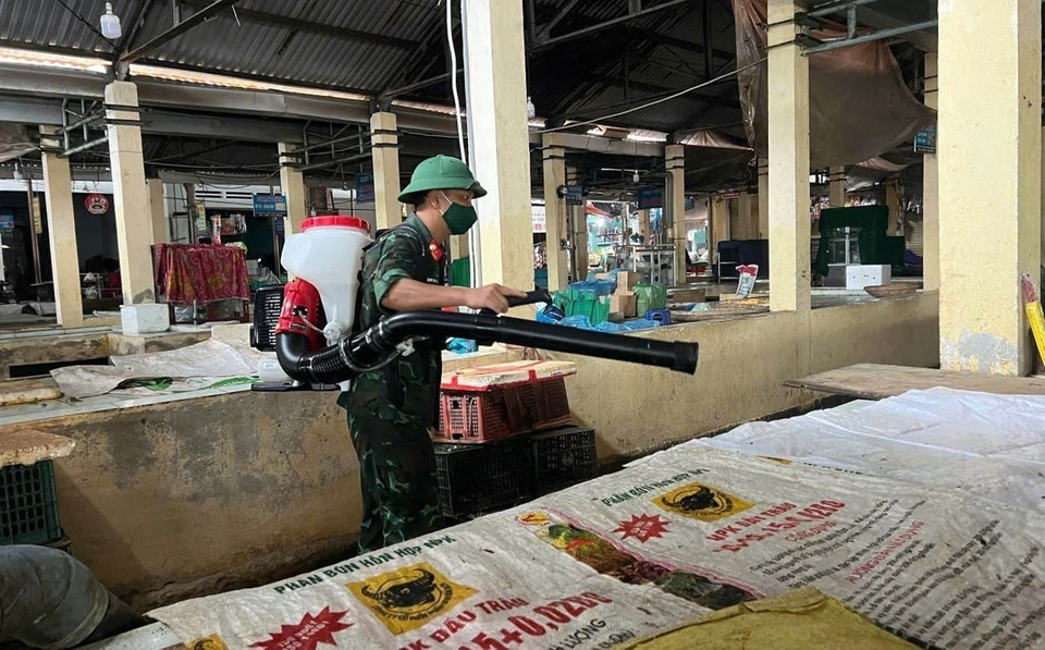 Военнослужащие помогают местным жителям проводить дезинфекцию школ, рынков и общественных мест после наводнения. (Фото: ВИА)