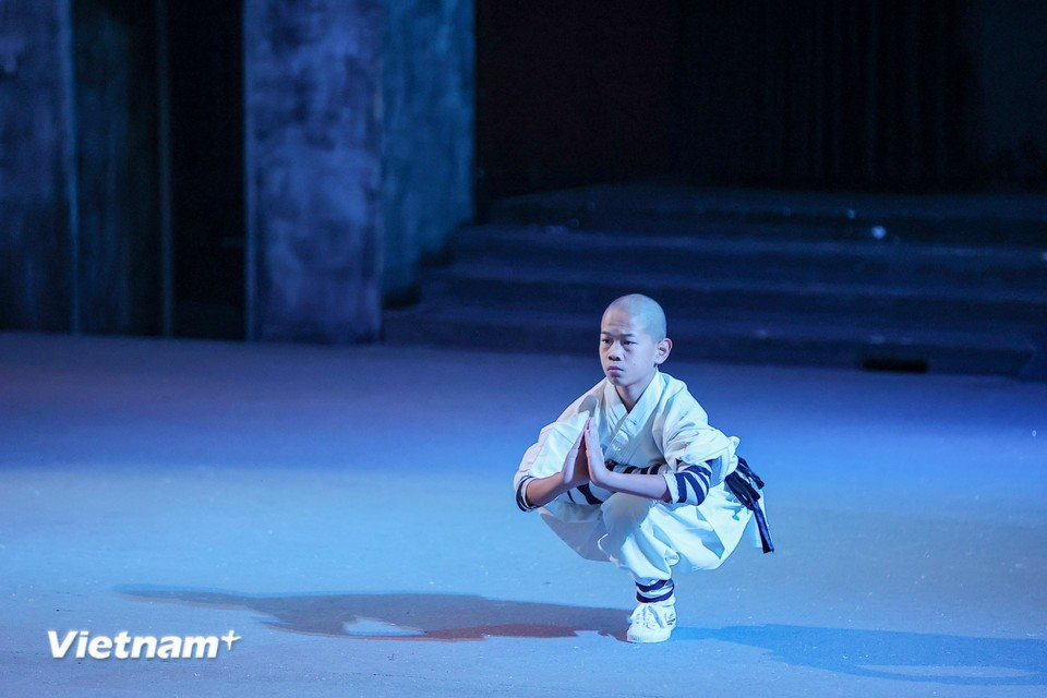 В уся-романах Цзинь Юна, Гу Луна и Вэнь Жуйаня эти боевые техники нередко идеализируются и мифологизируются, формируя образ Шаолиня как «святой земли мира боевых искусств», внушающей уважение и трепет. (Фото: Hoài Nam/Vietnam+)