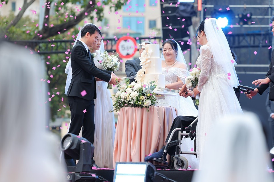 Представители трёх пар разрезают свадебный торт. (Фото: ВИА)