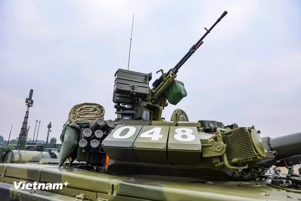 Т-90 — один из ведущих моделей основных боевых танков в мире. Помимо мощного вооружения и многослойной броневой защиты, танк Т-90 обладает высокой маневренностью, достигая максимальной скорости до 60 км/ч с запасом хода около 550 км. (Фото: Хоай Нам / Вьетнам+)