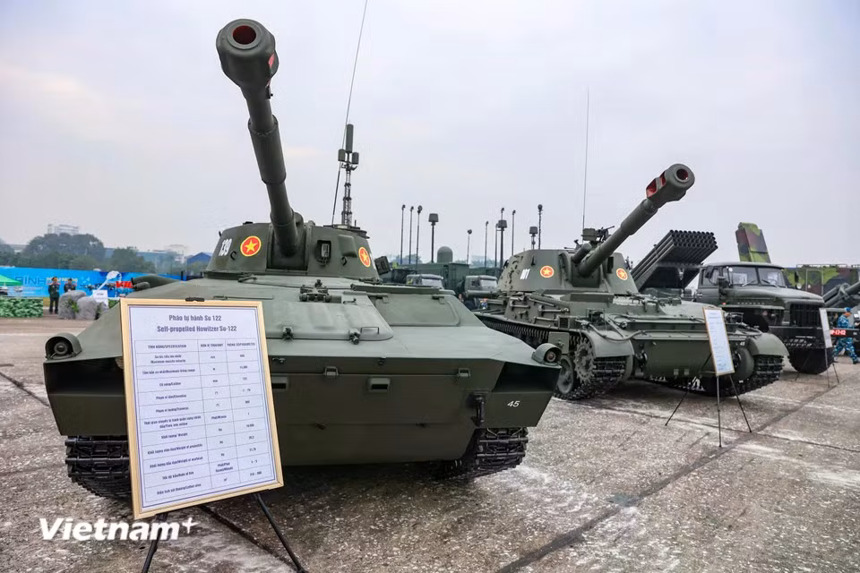 Основной боевой танк Т-90С/СК Народной армии Вьетнама был представлен наряду с танками Т-62, различными самоходными артиллерийскими установками, боевыми машинами пехоты и другой техникой на открытом выставочном стенде Международной выставки обороны Вьетнама 2024. (Фото: Хоай Нам / Вьетнам+)