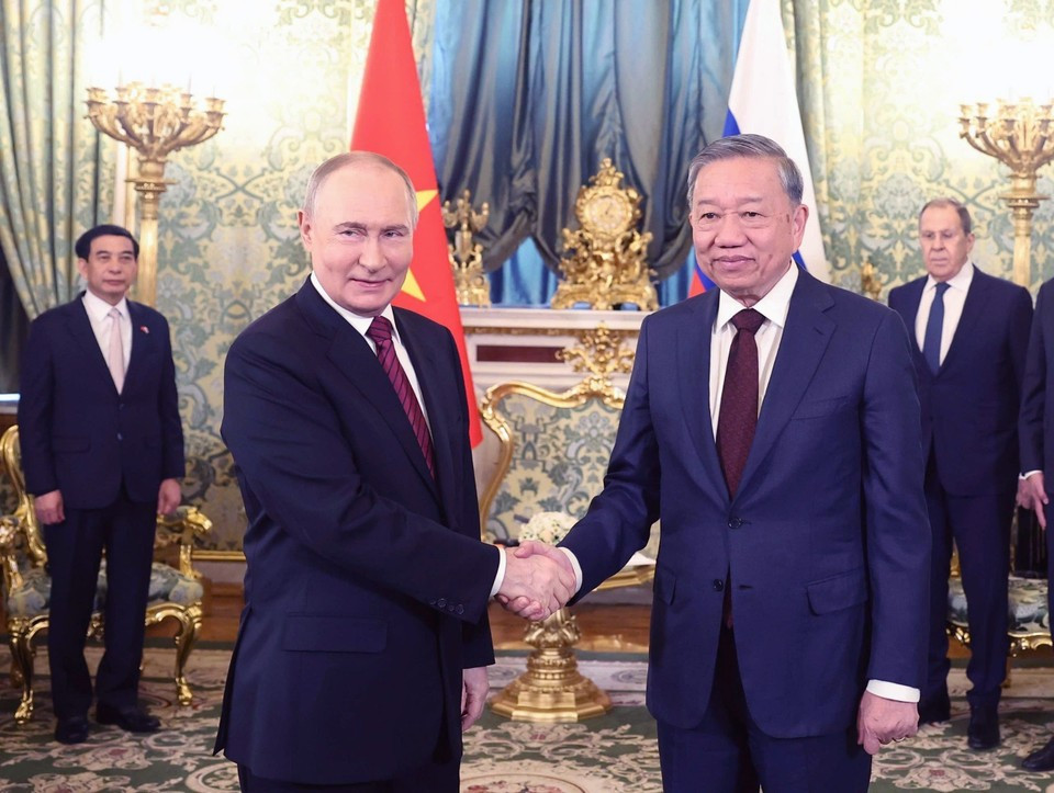 Генеральный секретарь ЦК КПВ То и президент России Владимир Путин в Кремле. (Фото: ВИA)