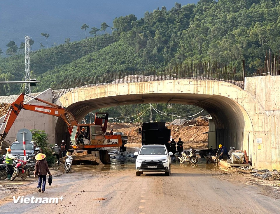 Строительство подземных тоннелей на подъезде к Суойлыонг и внутренних тоннелей промышленной зоны Лиенчиểu. (Фото: Vietnam+)