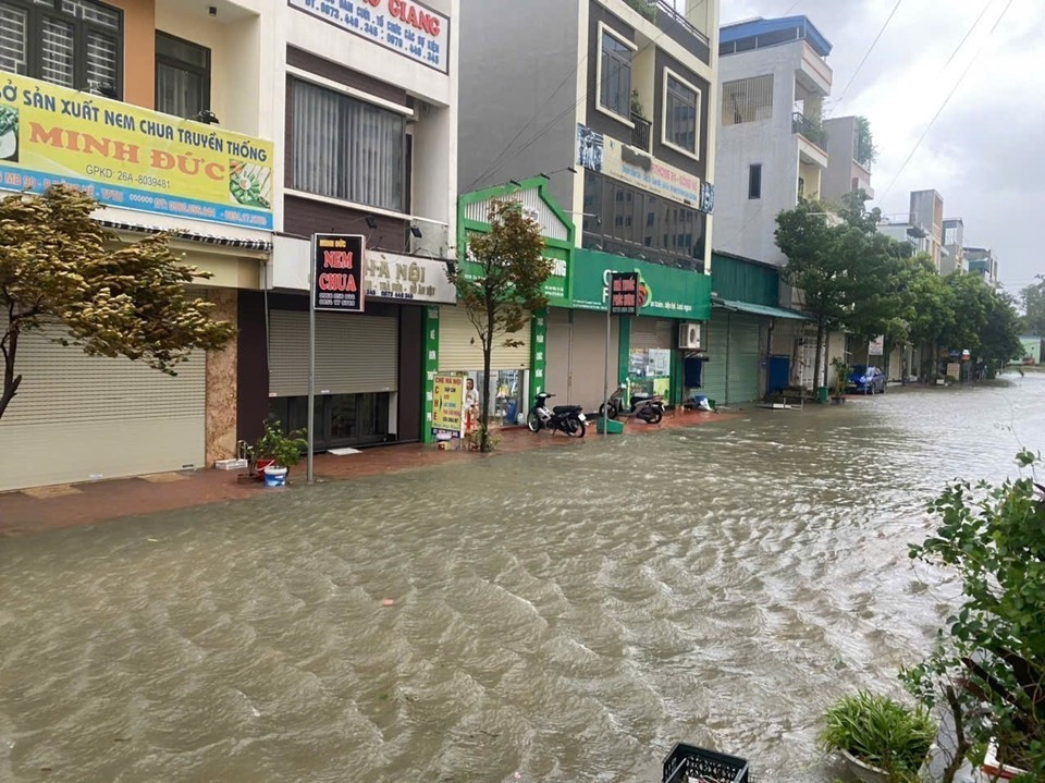Вода продолжает прибывать в холле жилого комплекса Tan Thanh 1 в районе Хатхань, провинция Тханьхоа. (Фото: ВИА)