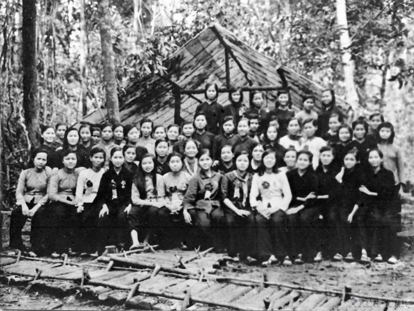 Генерал Нгуен Тхи Динь с женщинами-героями, образцовыми бойцами и женщинами-чиновниками на 2-м съезде героев и образцовых бойцов Народно-освободительных вооруженных сил Южного Вьетнама (сентябрь 1967 года). (Фото: Информационное агентство освобождения, ныне Вьетнамское информационное агентство)