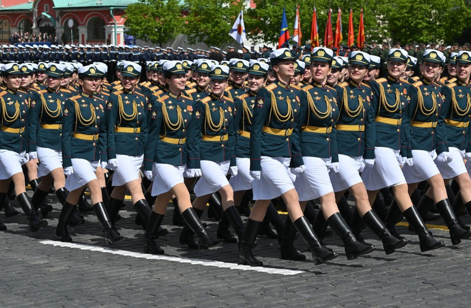 Женщины-военнослужащие маршируют на параде в честь 80-й годовщины Победы на Красной площади в Москве, 9 мая 2025 года. (Фото: AA/ВИA)