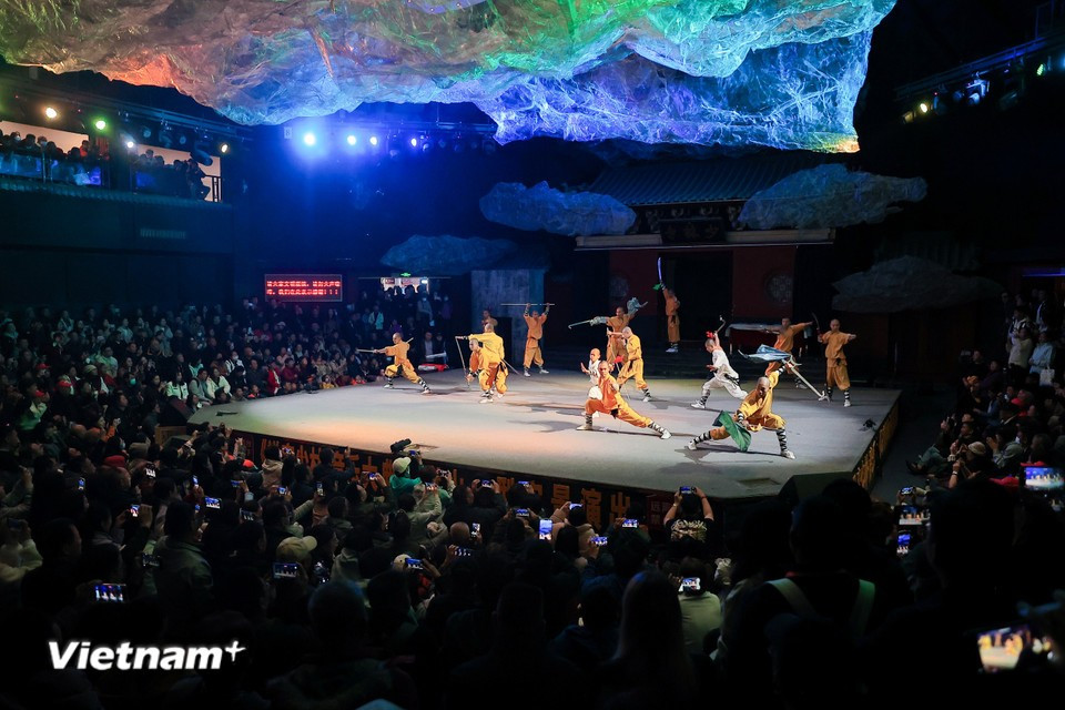 Шаолиньское ушу часто считается «общим истоком» многих школ китайских боевых искусств; согласно одной из версий, насчитывается до 72 направлений, включая «Кулак дракона», «Кулак архатов», «Пять форм», «Железная песчаная ладонь», «Боевой строй восемнадцати архатов». (Фото: Hoài Nam/Vietnam+)