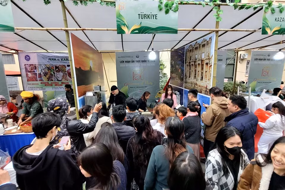 Свыше 100 павильонов предоставили возможность гостям фестиваля попробовать блюда, приготовленные шеф-поварами из разных стран. Например, стенд Турции привлек множество посетителей, желающих попробовать оригинальный куриный кебаб.(Фото: Минь Ань/Вьетнам+)