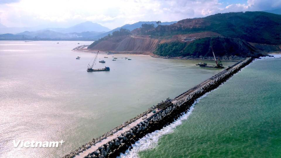 Ведётся строительство судоходного канала и акватории, при этом длина канала составляет около 7,3 км. На сегодняшний день выполнение этого этапа достигло 99,09%. (Фото: Vietnam+)