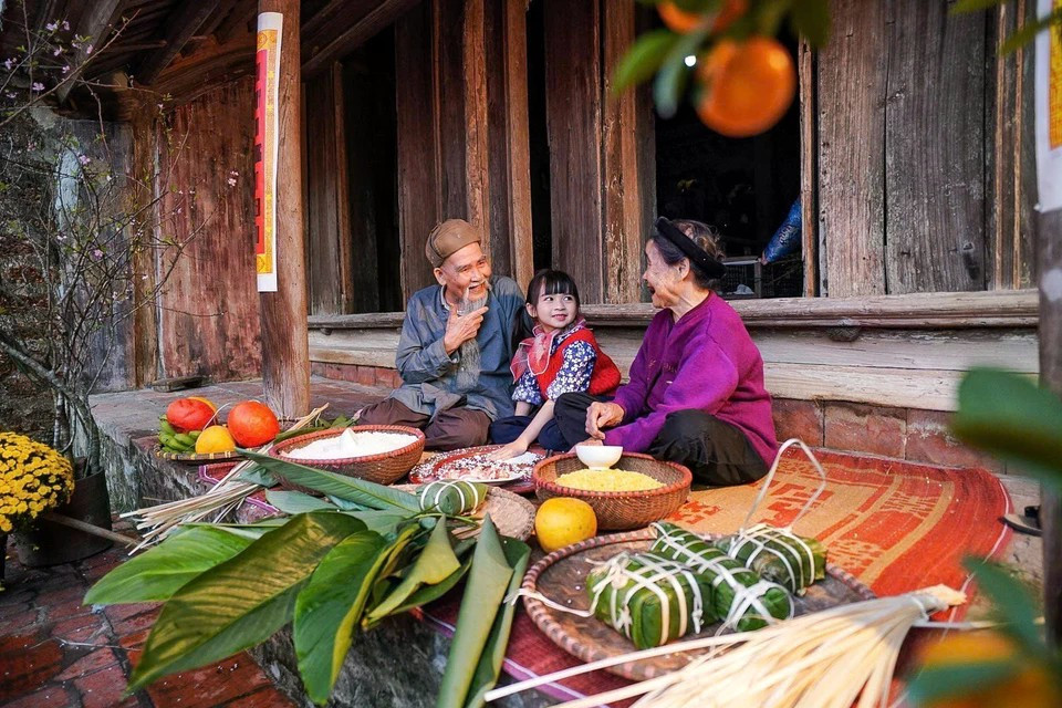 Пожилые члены семьи делятся историями о традиционных обычаях Тэта. (Фото: ВИA)