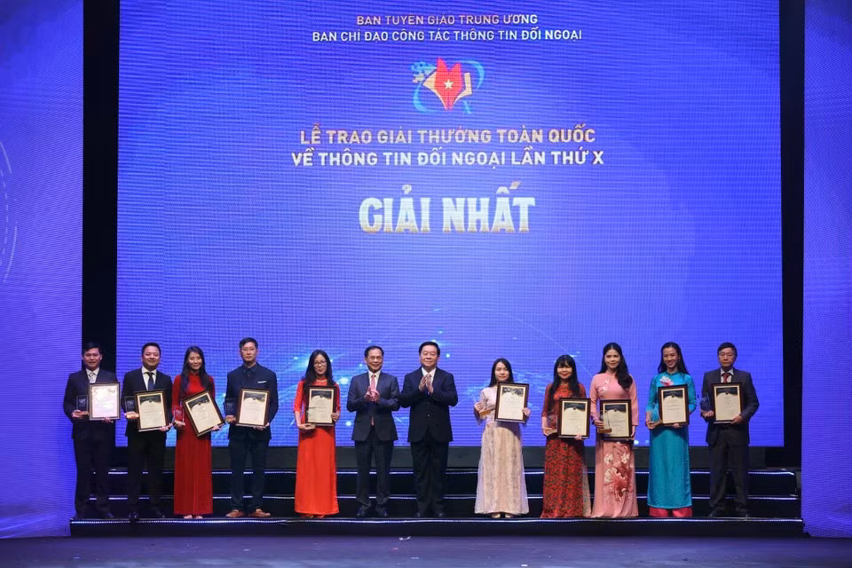 Группа авторов газеты Le Courrier du Vietnam получила награду за проект «Дьенбьенфу: 70 лет героической истории и обновление». Материал включает 10 статей различных жанров: аналитика, интервью, фоторепортажи, мега-истории и другие. Содержание было основано на обширных архивах и интервью с экспертами из Франции и Вьетнама. (Фото: Хоай Нам/Вьетнам+)