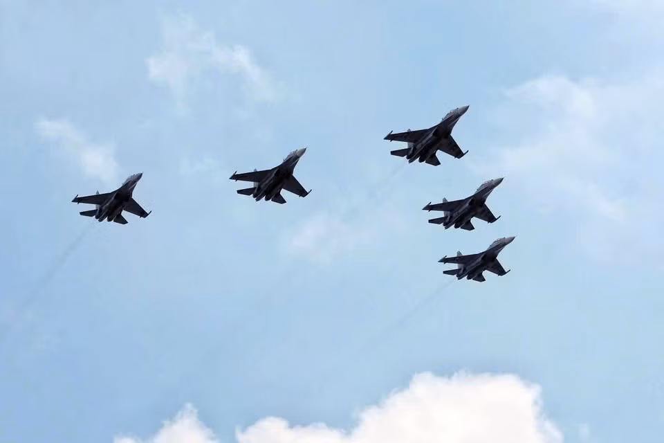 Строй истребителей Су-30МК2 ВВС выполняет полёт в небе над Ханоем. (Фото: ВИA)