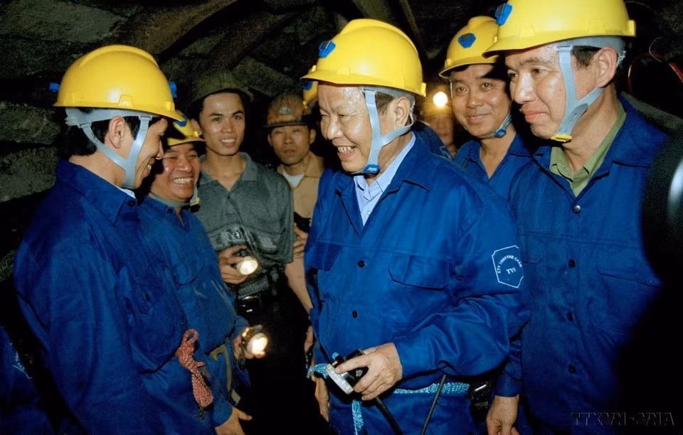 Президент Чан Дык Лыонг посещает шахтеров Khe Cham Coal Company во время проведения подземных горных работ, 2002 год. (Фото: ВИA)