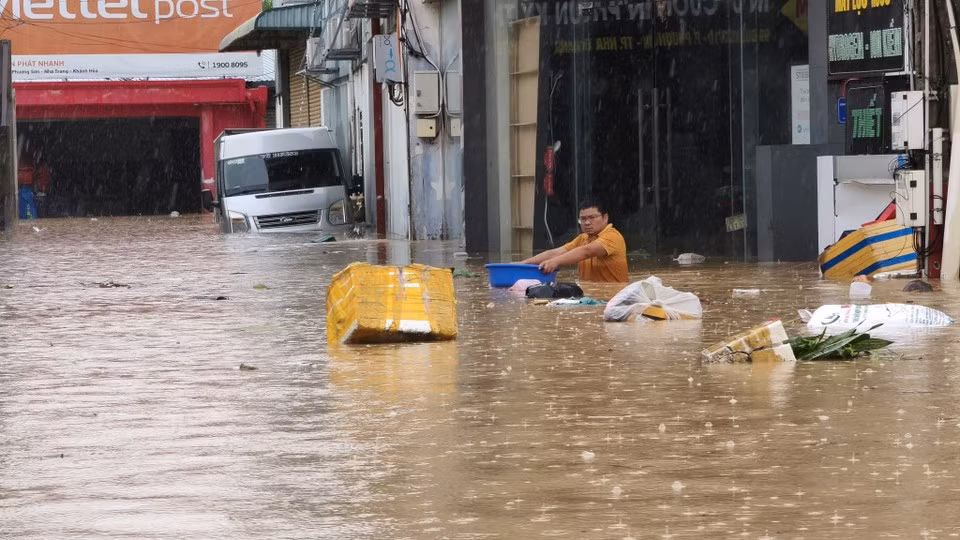 Затопление затрагивает улицы и жилые районы города Нячанг, провинция Кханьхоа, 11 ноября 2025 года. (Фото: ВИА)