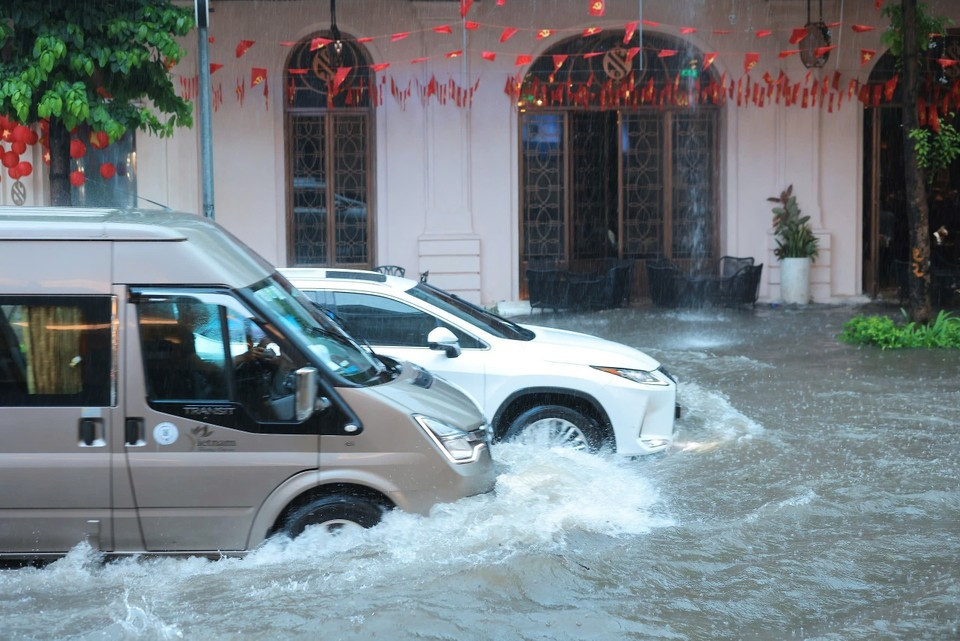 Ливни продолжают затапливать многие улицы Ханоя. | Vietnam+ (VietnamPlus)