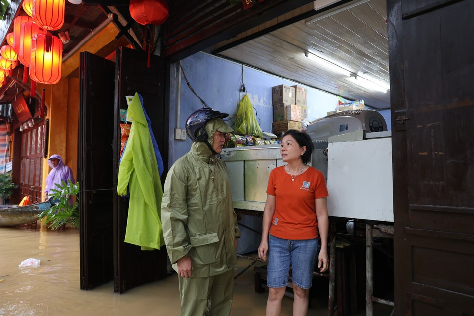 Председатель кварталаа посещает пострадавшие домохозяйства. (Фото: ВИА)