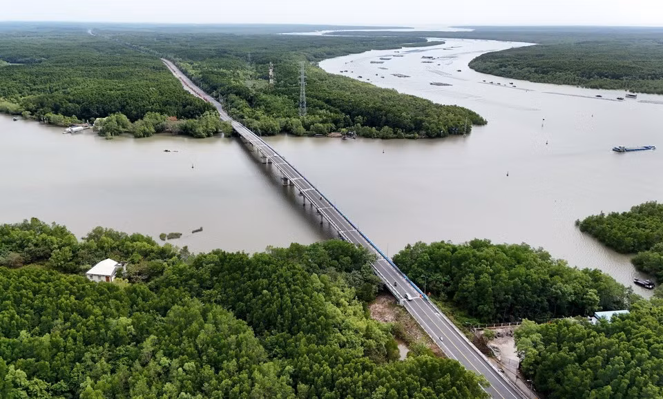 Вид с воздуха на дорогу Рансак, проходящую через мангровые леса Канжо. (Фото: ВИА)