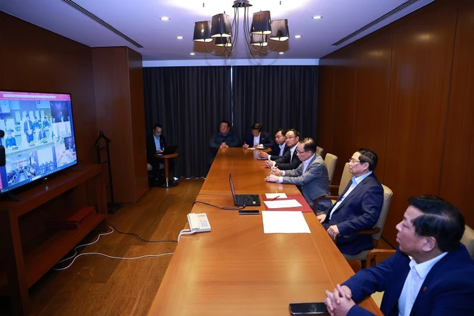 Премьер-министр Фам Минь Тьинь проводит онлайн-совещание с провинциями и городами страны по реализации мер по поиску и спасению пострадавших и ликвидации последствий стихийных бедствий. Фото: ВИА.