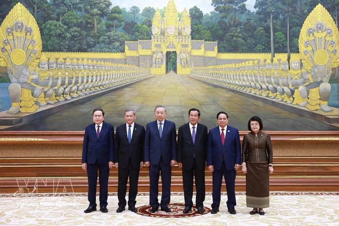 Председатель Народной партии Камбоджи Самдек Течо Хун Сен встречает Генерального секретаря То Лама и делегацию высокого уровня Вьетнама на государственном банкете в честь визита. Фото: ВИА.