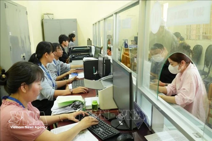 Государственные служащие в коммуне Тхайми (город Хошимин) рассматривают административные документы для граждан. Фото: ВИА.