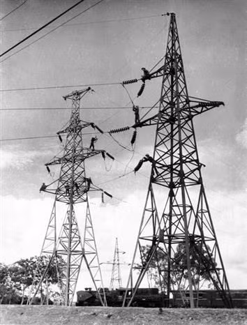 За три года (1955-1957) Северный Вьетнам восстановил большинство важных заводов. В это время было построено много новых заводов, а старые заводы получили современное оборудование. На фото: Ханой-Фоной (Хынйен) - первая средневольтная линия с напряжением в 35 кВ на севере. Ее модернизация была начата в январе 1958 года в период первых планов народного хозяйства (Фото: Архив / ВИА)