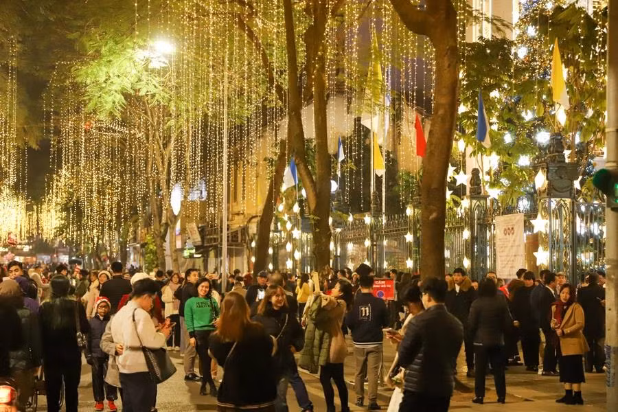 В канун Рождества много молодых людей и семей выходят на улицу. (Фото: Vietnam+)
