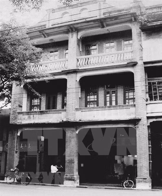 В июне 1925 года Нгуен Ай Куок основал вьетнамскую революционную молодежную лигу в Гуанчжоу (Китай) и организовал “Коммунистическую лигу” в качестве ядра ассоциации, обучая коммунистические кадры руководить ассоциацией и популяризировать марксизм-ленинизм во Вьетнаме. Дом № 13, дорога Юань Мин (в настоящее время 248-250), Гуанчжоу, Китай - одно из мест, где лидеры вьетнамской революционной лиги молодежи проводили курсы политической подготовки с 1925 по 1927 год (Фото: Архив)