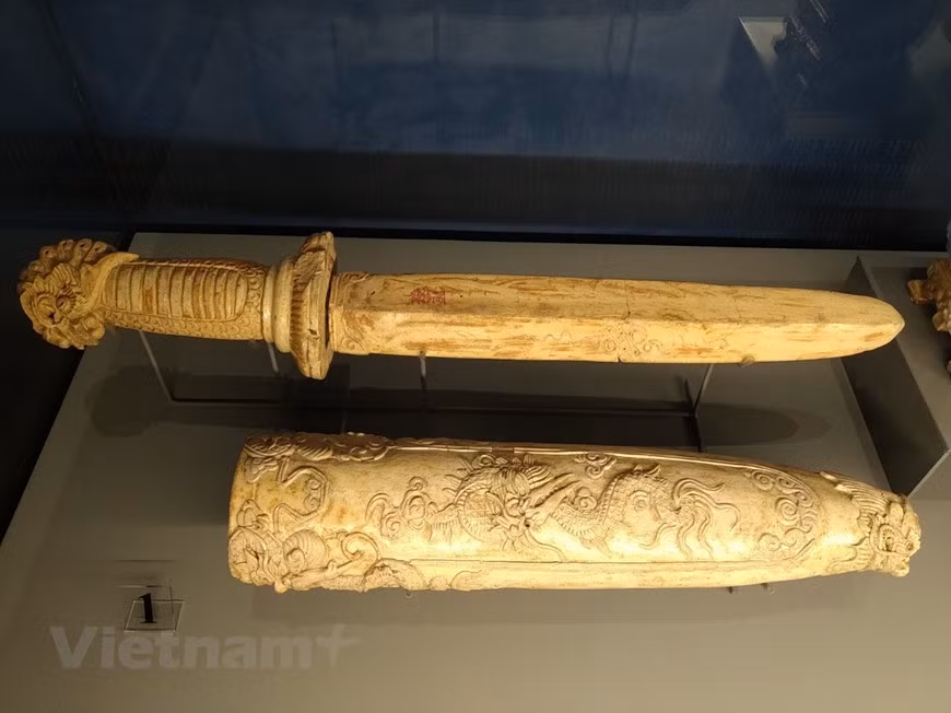 Церемониальный меч XVIII века с белой глазурью. Посетив выставку «Вьетнамская керамика - отдельная традиция: из коллекции Анбьена», посетители узнают больше о вьетнамской керамике за последние 2.000 лет. Многовековую историю изящных искусств Вьетнама можно увидеть через керамику, и люди должны также изучать керамику, если они хотят исследовать историю изящных искусств Вьетнама. По словам директора Вьетнамского национального исторического музея Нгуен Ван Доан, на выставке представлено около 80 экспонатов, 58 из которых из коллекции «Анбьена», остальные - из собрания музея. Обе коллекции предоставят посетителям всестороннее представление о керамике Вьетнама от ранней стадии до ее заката. Панорама вьетнамской керамики на протяжении более чем 2000-летней истории будет отражена на выставке, которая откроется во Вьетнамском национальном историческом музее в Ханое 19 ноября. (Фото: Вьетнам+) 