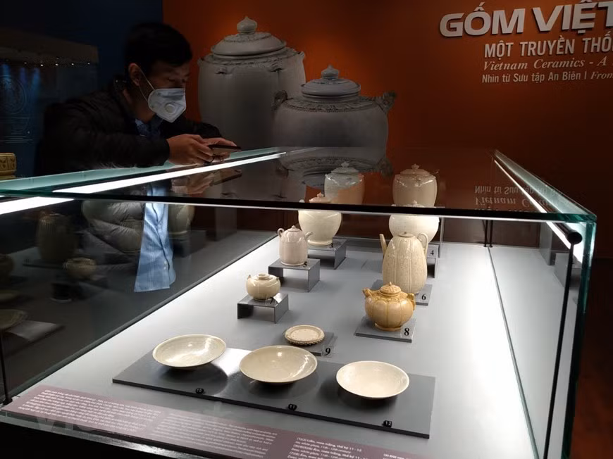 Период династии Ли (1009–1225) был очень славной эпохой для вьетнамской керамики, поскольку мастера того периода производили различные глазурованные линии, такие как селадон, белая глазурь, коричневая глазурь и зеленая глазурь. Из линии коричневой глазури династия Ли превратилась в коричневую цветочную керамику, яркое и достойное гордости достижение профессии во времена династии Ли. Керамика достигла своего пика при феодальных династиях Ли (1009–1225) и Чан (1225–1400) с популярными предметами, включая чайники, вазы, чаши и тарелки. В XVII-XVIII веках гончарство Вьетнама потеряло свои позиции в Европе и Японии. С тех пор многие гончарные центры исчезли, но Батчанг в Ханое сохранился. В период династии Ле в коммуне Батчанг, богатой соответствующими глинами, достигло своего расцвета производство местного фарфора. (Фото: Вьетнам+) 