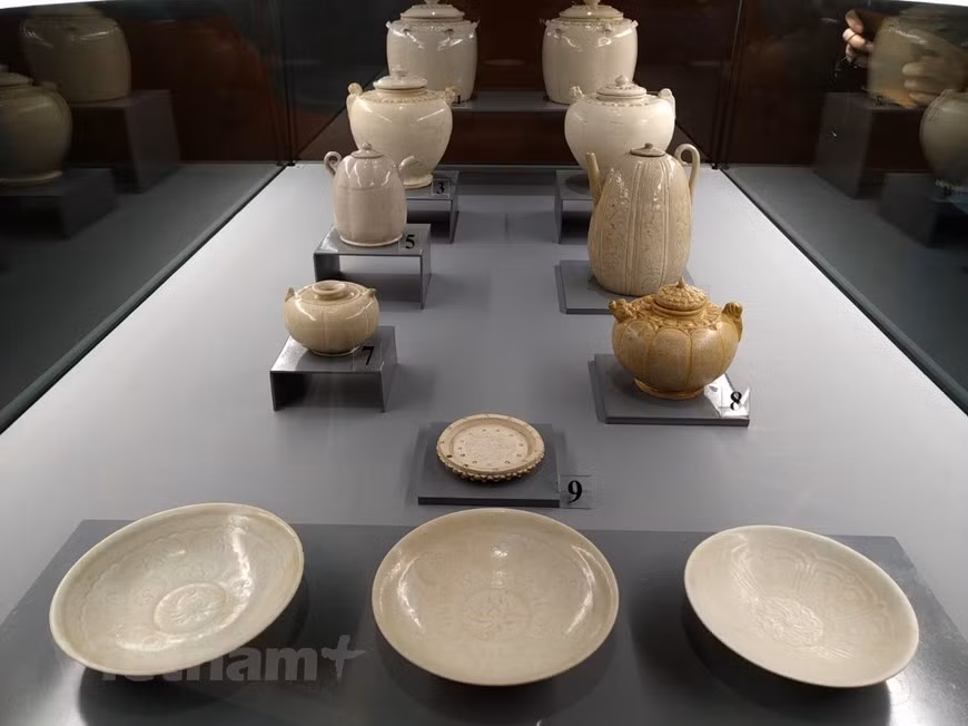 Изделия из белой эмали периода династии Ли (1009-1225 гг.), украшенные узором лотоса. Династия Ли была очень славной эпохой для вьетнамской керамики, поскольку мастера того периода производили различные глазурованные линии, такие как селадон, белая, коричневая и зеленая глазурь. По словам доктора Нгуен Динь Чиена из Вьетнамского национального исторического музея, от линии коричневой глазури мастера феодальной династии разработали коричневую цветочную керамику, яркое и достойное гордости достижение профессии. Керамика достигла своего пика при феодальных династиях Ли (1009–1225) и Чан (1225–1400) с популярными предметами повседневной жизни, включая чайники, вазы, чаши и тарелки. По словам экспертов, вьетнамская керамика имеет давнюю историю и играет важную роль в жизни людей с доисторических времен. (Фото: Вьетнам+) 