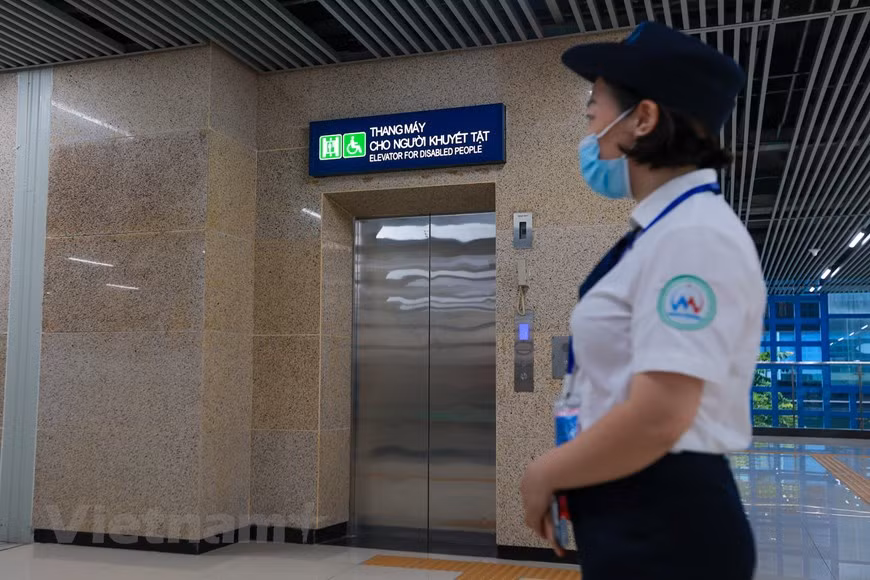 Чтобы запустить проект в эксплуатацию, Ханойский метрополитен провел работу по обеспечению качества персонала и предоставила лицензии 36 сотрудникам, которые прошли обучение в Китае и во Вьетнаме. Результаты оценки качества линии метро были одобрены Государственным советом по приемке строительных проектов 29 октября после долгих разногласий и связанных с этим задержек по нерешенным вопросам, указанным в отчетах об оценке качества метро сторонним консультантом из Франции, даже после того, как проект был практически завершен. Утверждение совета заложило основу для начала эксплуатации проекта. Принятие проекта ознаменовало собой новую веху в проекте. Линия метро, которая начинается от Катлинь в районе Бадинь и идет до района Хадонг, станет первой городской железной дорогой, введенной в эксплуатацию в стране. (Фото: Вьетнам+) 