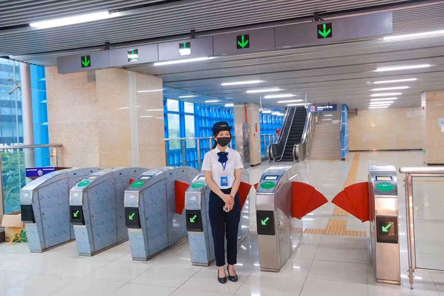 Чтобы запустить проект, Ханойский метрополитен провел работу по обеспечению качества персонала и предоставила лицензии 36 сотрудникам, которые прошли обучение в Китае и во Вьетнаме. Первоначальные коммерческие маршруты проекта разделены на две фазы. Этап 1 длится 6 месяцев, включая первые 15 дней бесплатного проезда для всех пассажиров, и работу от 4 до 6 поездов с 5:30 до 22:00 с интервалом от 10 до 15 минут. На этапе 2, также через 6 месяцев, будет в общей сложности 9 поездов, курсирующих с 5:30 до 22:30, с 10-минутными интервалами, сокращенными до 6 минут в часы пик. Общая сумма инвестиций составляет около 886 млн. долларов США, финансируемых китайской ODA, эстакада протяженностью более 13 км, имеет 12 станций и 13 поездов. (Фото: Вьетнам+) 