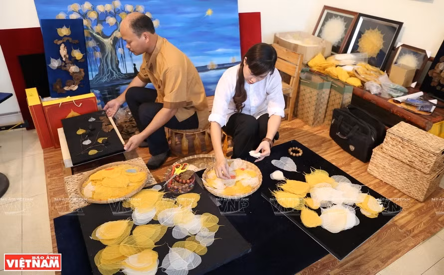 Мастера выставочного зала Bodhi Leaf Painting Showroom собирают листья бодхи в картины. (Фото: ИЖВ)
