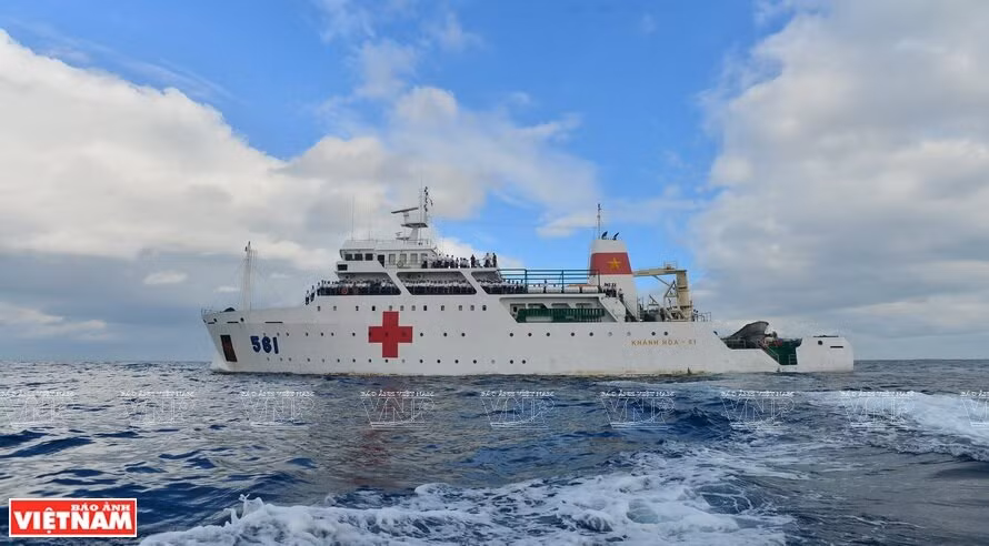 Военно-медицинское корабль 561, находящееся на вооружении 4-го округа ВМС, считается одним из самых современных кораблей-госпиталей в Юго-Восточной Азии. (Фото: ИЖВ)