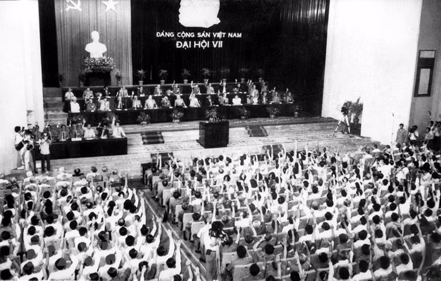 VII съезд КПВ собрался в столице Ханоя 24-27 июня 1991 года. На встрече присутствовали 1176 делегатов, представляющих более 2 миллионов членов партии страны. Товарищ До Мыой был избран Генеральным секретарем ЦК КПВ. (Фото: ВИА)