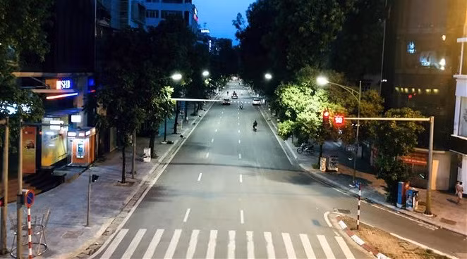 Улица Хюэ, район Хай Ба Чынг, не загружена даже в часы пик 19:00. (Фото: Чан Виет/ВИА)