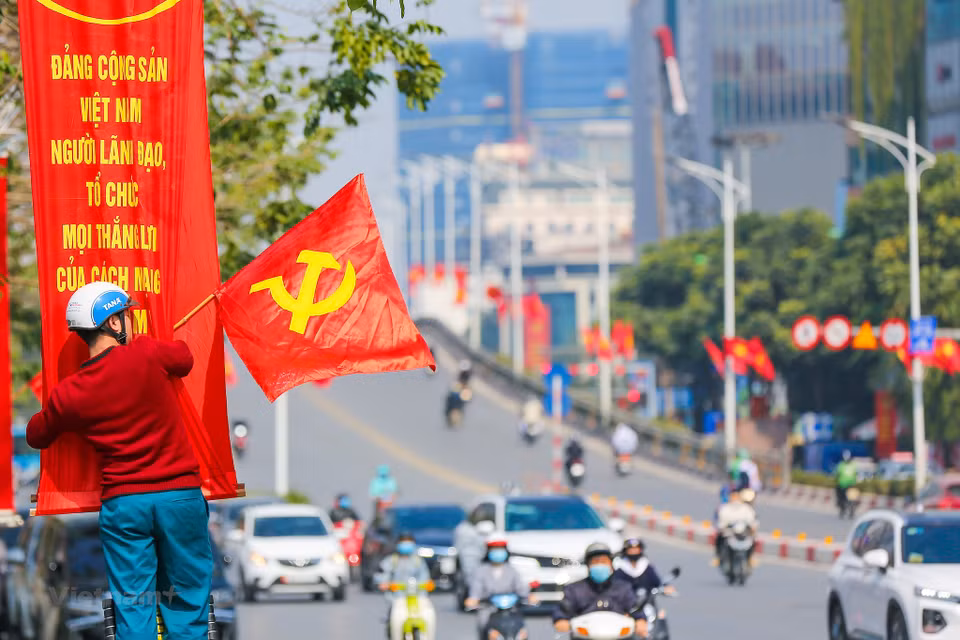 Улица Нгуен Тьи Тхань дополнительно украшена флажками. (Фото: Минь Шон / Vietnam+)
