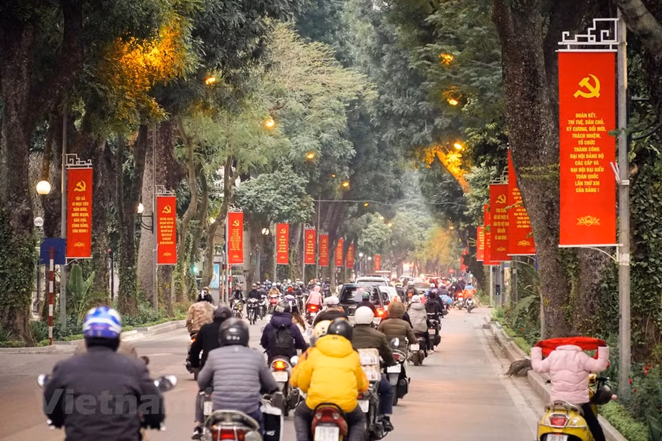 Красные лозунги и баннеры на улице Ле Хонг Фонг. (Фото: Минь Хиеу/Vietnam+)